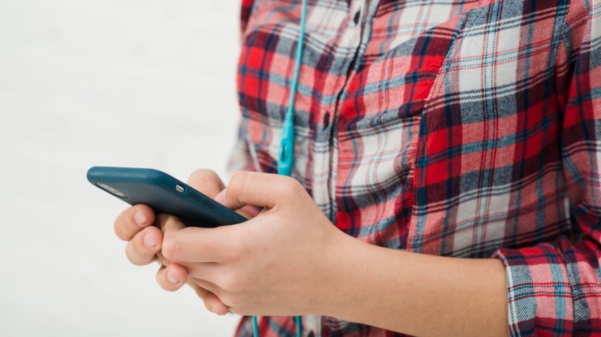 Jovem ligado nas redes sociais (Foto: Freepik)