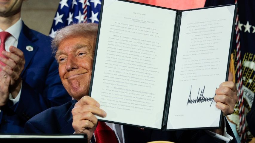 O presidente dos EUA, Donald Trump, exibe uma ordem executiva assinada durante a cúpula "Vencendo a Corrida da IA", organizada pelo All-In Podcast e pelo Hill & Valley Forum no Auditório Andrew W. Mellon em 23 de julho de 2025, em Washington, DC. Trump assinou ordens executivas relacionadas ao seu Plano de Ação em Inteligência Artificial durante o evento. (Foto: Reprodução)