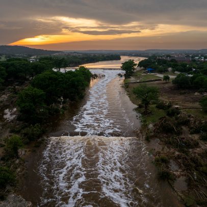 Guadalupe River enfrenta luto e incerteza após devastadoras enchentes