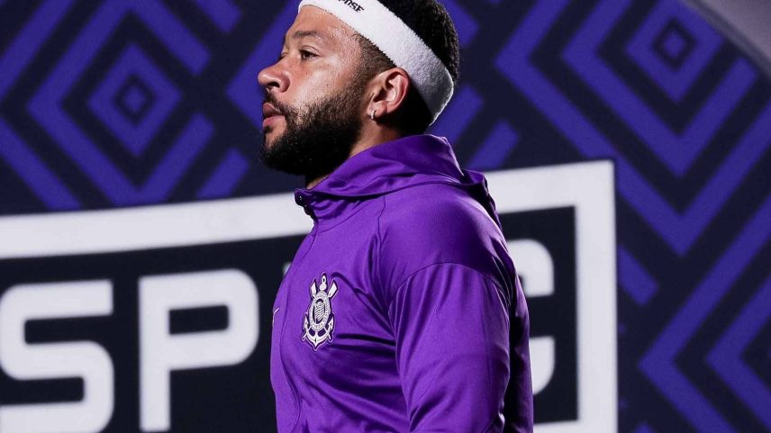 Memphis Depay, do Corinthians, durante o jogo contra o São Paulo, pelo Campeonato Brasileiro (Foto: Ettore Chiereguini/AGIF)