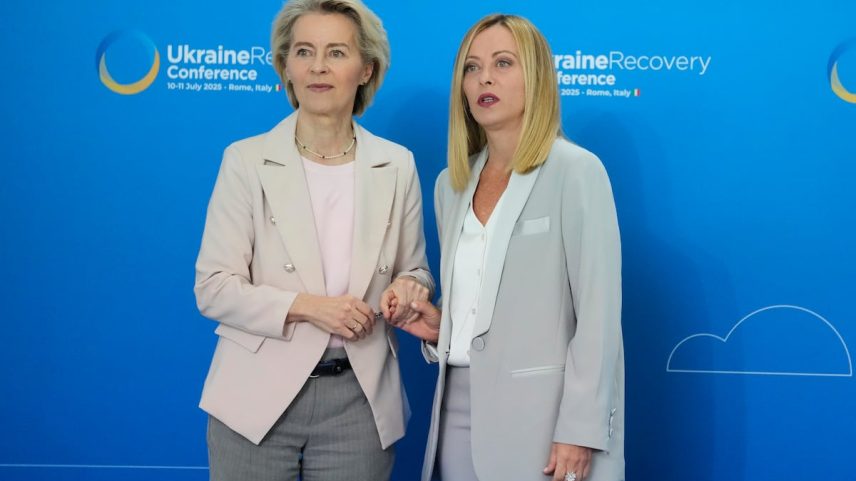 A presidenta da Comissão Europeia, Ursula von der Leyen, com a primeira-ministra italiana, Giorgia Meloni, à sua chegada à cúpula internacional para a reconstrução da Ucrânia, nesta quinta-feira em Roma. (Foto: Gregorio Borgia/AP)