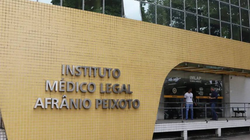 Familiares da publicitária Juliana Marins pedem que a Polícia Federal (PF) investigue o vazamento para a imprensa da autópsia realizada no corpo da jovem. A responsabilidade pelo documento é da Polícia Civil do Rio de Janeiro, e o laudo deveria ser sigiloso, segundo nota enviada pela corporação à Agência Brasil. Nesta quarta-feira (9), em conversa por telefone com a reportagem da TV Brasil, a família disse ter sido surpreendida com as matérias veiculadas pela imprensa nesta manhã, porque ainda não tinha tido acesso ao laudo da perícia realizada no Instituto Médico Legal do Rio de Janeiro, na manhã do último dia 2 de julho. Participaram do procedimento dois peritos legistas da Polícia Civil, um perito da Polícia Federal e um assistente técnico representante da família. A previsão da família era receber o laudo e divulgá-lo em entrevista coletiva na próxima sexta-feira (11), que teria ainda a participação da Defensoria Pública da União (DPU) e do perito contratado para a autópsia. O novo exame no Brasil foi solicitado pela família de Juliana, que questiona as conclusões do laudo apresentado por legistas indonésios. Segundo o documento feito no país asiático, a brasileira sofreu um trauma contundente e morreu de hemorragia decorrente de lesões em órgãos internos. A brasileira morreu depois de se acidentar durante uma trilha no Vulcão Rinjani, na Indonésia. A queda ocorreu no dia 21 de junho. Dois dias depois, ela foi localizada por meio de um drone térmico, mostrando que ainda estava viva naquele momento ou pelo menos algumas horas antes. As equipes de resgate só conseguiram chegar até a jovem na terça-feira (24), mas ela já havia morrido. O resgate do corpo ocorreu na quarta-feira (25). (Foto: Fernando Frazão/Agência Brasil)