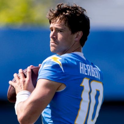 Justin Herbert surpreende colegas com lentes de contato vermelhas no treino