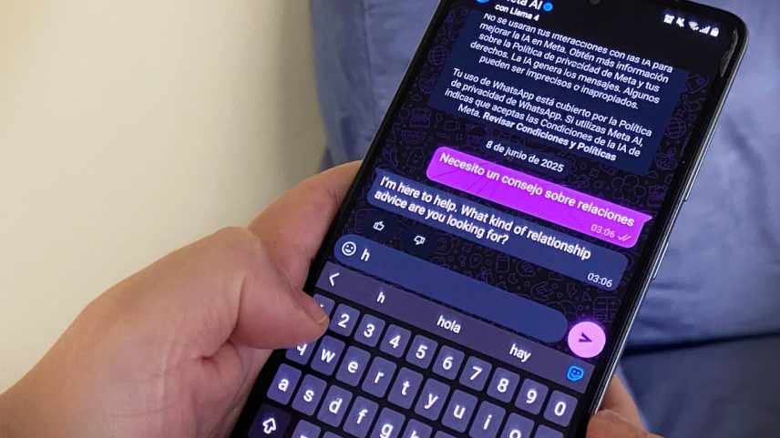 Uma pessoa utilizando a opção de chat com a Meta AI de WhatsApp. (Foto: Amelia Molina)