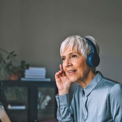 Testes de audição online podem ajudar, mas é preciso saber como realizá-los corretamente