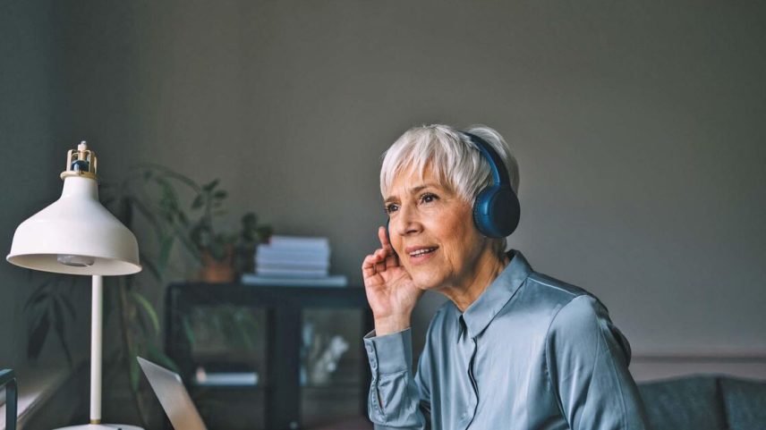 Lojas e fabricantes de aparelhos auditivos oferecem testes de audição gratuitos em seus sites (Foto: FreshSplash/Getty Images via The New York Times)