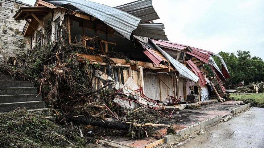 Uma casa destruída perto do Acampamento Mystic, no Texas (Foto: RONALDO SCHEMIDT / AFP)