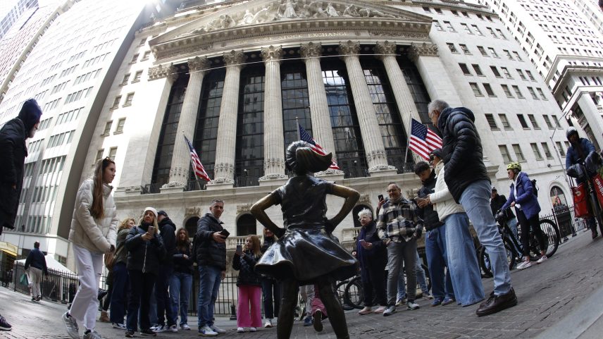A Bolsa de Valores de Nova York, nos Estados Unidos, em 10 de abril de 2025, enfrenta uma queda à medida que as ações caem em Wall Street. O principal índice, o Dow Jones Industrials, perde cerca de 800 pontos, caindo para 39.807, uma queda de 1,97%, após uma recuperação histórica na quarta-feira devido à notícia da ''pausa nas tarifas'' decretada pelo presidente Donald Trump. O S&P 500 diminui 2,3%, o Dow Jones recua aproximadamente 700 pontos (1,7%) e o Nasdaq cai 2,7%. Apesar de um relatório de inflação encorajador, o mercado reage à notícia da pausa nas tarifas, fazendo com que os índices caiam. O anúncio do dia anterior pelo presidente de uma pausa de 90 dias nas ''tarifas recíprocas'' na maioria dos países, exceto na China, para a qual ele aumenta a taxa para 125%, faz com que os principais índices disparem. (Foto: Deccio Serrano/NurPhoto via Getty Images)