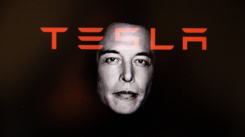 O plano da Tesla é usar sua capacidade de manufatura avançada e sistemas de inteligência artificial para escalar o projeto dos robôs Optimus (Foto: VINCENT FEURAY / Colaborador/Getty Images)