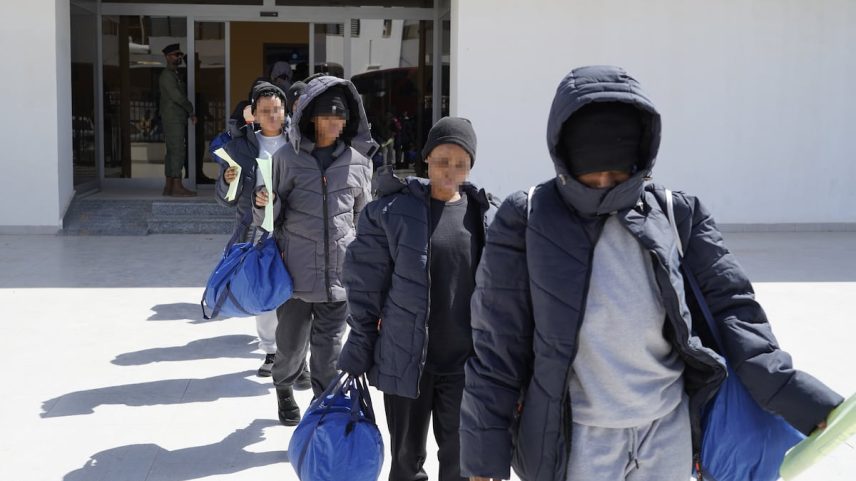 Migrantes irregulares nigerianos são devolvidos ao seu país pelas autoridades libias em cooperação com a Organização Internacional para as Migrações (OIM) das Nações Unidas, em 18 de março de 2025. (Foto: Anadolu via Getty Images)