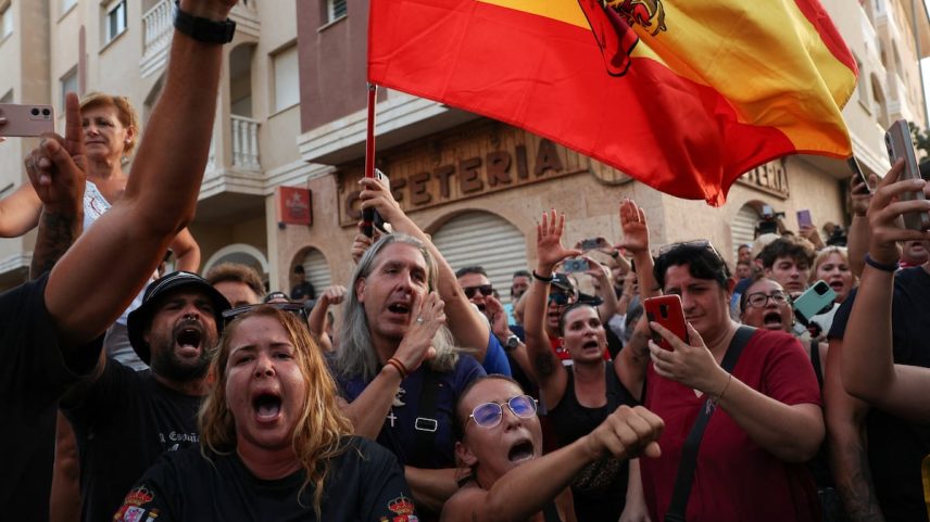 Manifestação ultradirechista em Torre Pacheco (Murcia), na última terça-feira. (Foto: Violeta Santos Moura/REUTERS)