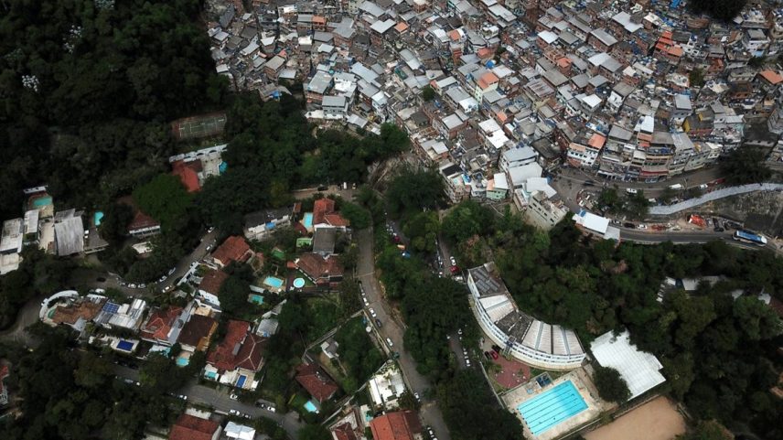 Bairro da Gávea e Favela da Rocinha, no Rio; tributação focada em consumo faz com que mais pobres paguem proporcionamente mais impostos que super-ricos (Foto: Custodio Coimbra/Agência O Globo)
