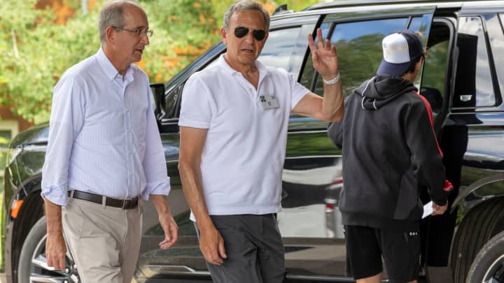 Tim Cook chega ao Sun Valley para a Reunião Anual da Allen & Co. em 8 de julho de 2025. (Foto: David Grogan | CNBC)
