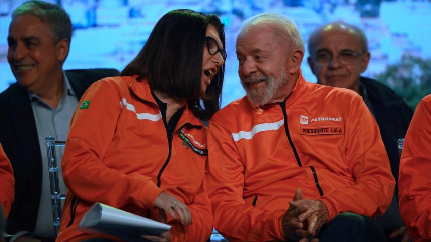 Lula conversa com Magda Chambriard, presidente da Petrobrás, durante evento na Reduc (Foto: AFP/Mauro Pimentel)
