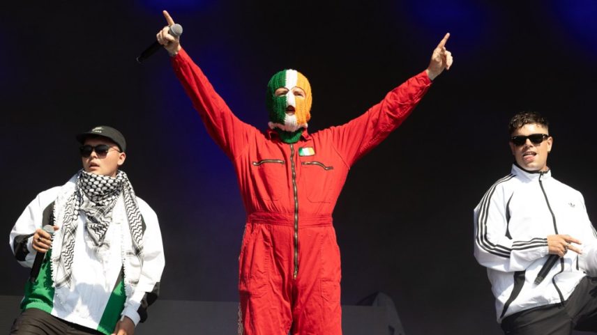 Kneecap não enfrentará acusações criminais em relação ao show do grupo no Glastonbury. (Foto: Reprodução)