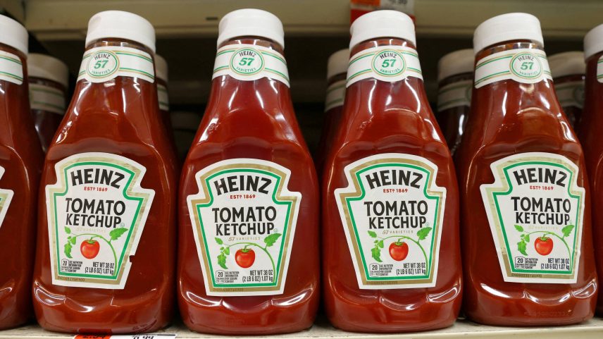 Frascos de Ketchup Heinz em um mercado em Nova York (Foto: Andrew Kelly - 11.nov.21/Reuters)