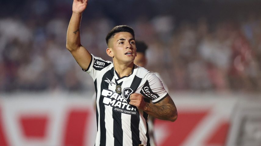 Thiago Almada passou a ser atleta do Botafogo novamente nesta terça (Foto: Vitor Silva/Botafogo)