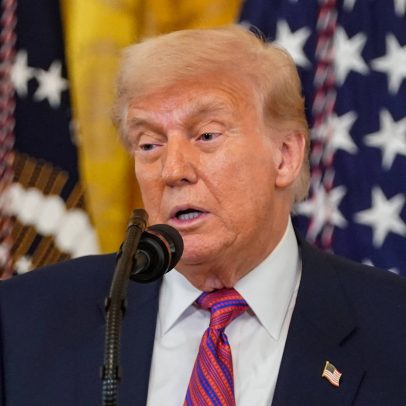 Trump anuncia diretriz de IA que flexibiliza regras e incentiva energia renovável