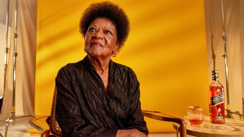 Alaíde Costa: reconhecida como Mãe da Bossa Nova na campanha “Errata aos 88”, criada por AlmapBBDO para Johnnie Walker (Foto: Divulgação)