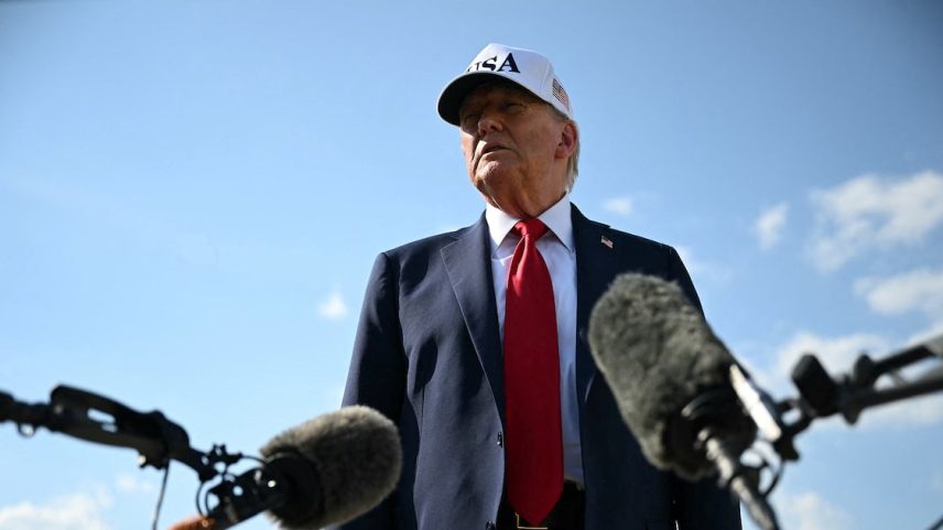 “Qualquer país que se alinhe com as políticas antiamericanas do Brics será cobrado com uma tarifa ADICIONAL de 10%”, disse Trump em um post no Truth Social. (Foto: ANDREW CABALLERO-REYNOLDS)