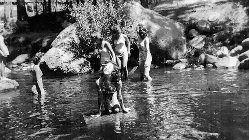 Barbara Kent e as outras meninas brincando em rio após explosão em 1945 (Foto: Acervo de família)