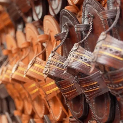 Artisans indianos protestam contra sandálias da Prada que imitam seu trabalho