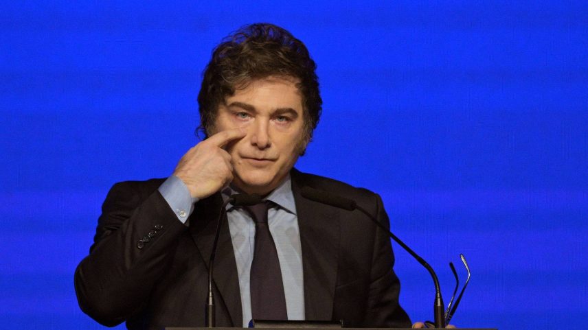 O presidente argentino Javier Milei gesticula durante a Conferência de Ação Política Conservadora, em Buenos Aires, em 2024 (Foto: JUAN MABROMATA/AFP)