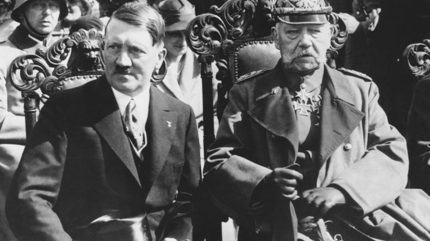 O líder nazista Adolf Hitler e o presidente alemão Paul von Hindenburg, rodeados de soldados em janeiro de 1933. (Foto: Hulton-Deutsch / CORBIS / Getty Images)