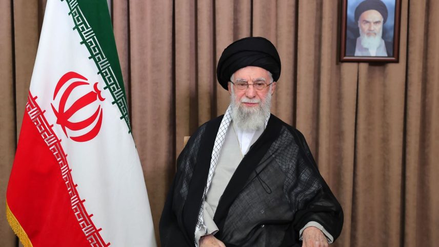 Líder Supremo do Irã, Ali Khamenei, se dirige à nação em transmissão na televisão estatal - 18/06/2025 (Foto: Escritório do Líder Supremo do Irã via Getty Images/Fortune)