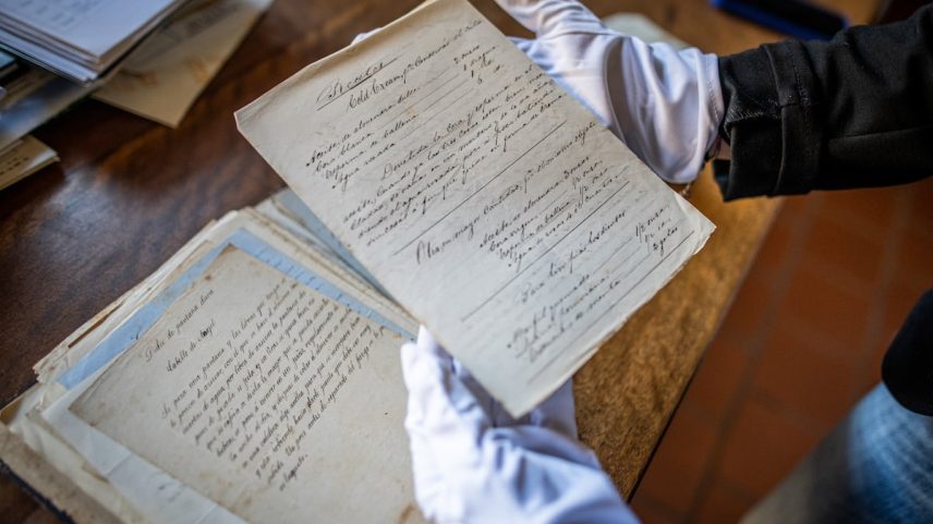 Yanet Acosta, escritora e jornalista, no arquivo do ayuntamiento de Garachico. Yanet coletou mais de 5.000 receitas da gastronomia canária. (Foto: Miguel Velasco Almendral)