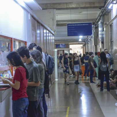 Milei permite cobrança de taxas em universidades e impacta brasileiros no ensino superior