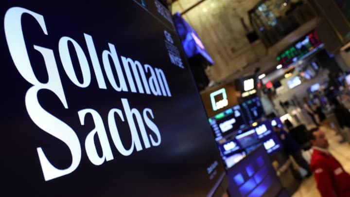 A tela exibe o logotipo da empresa Goldman Sachs no piso da Bolsa de Valores de Nova York (NYSE) na cidade de Nova York, EUA, em 7 de maio de 2025. (Foto: Brendan McDermid | Reuters)