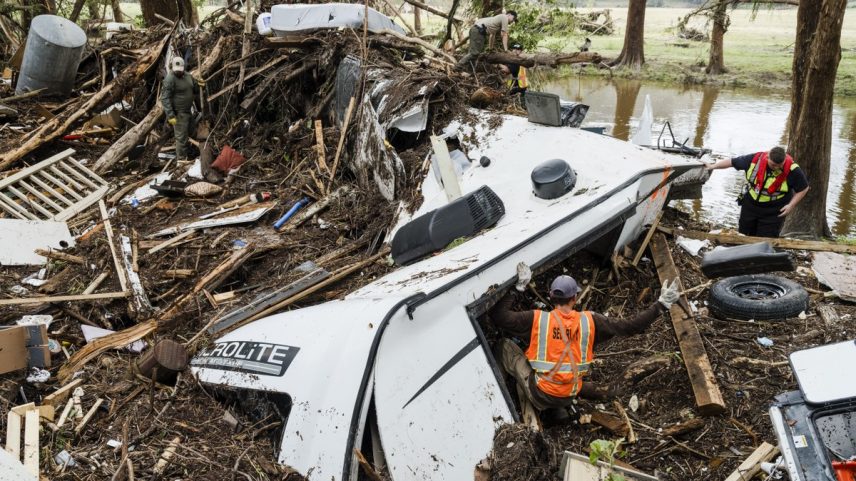 Destroços após enchente repentina em Kerrville, no Texas, em 6 de julho. A Casa Branca rebateu críticas sobre cortes em agências federais responsáveis por desastres (Foto: Carter Johnston/The New York Times)