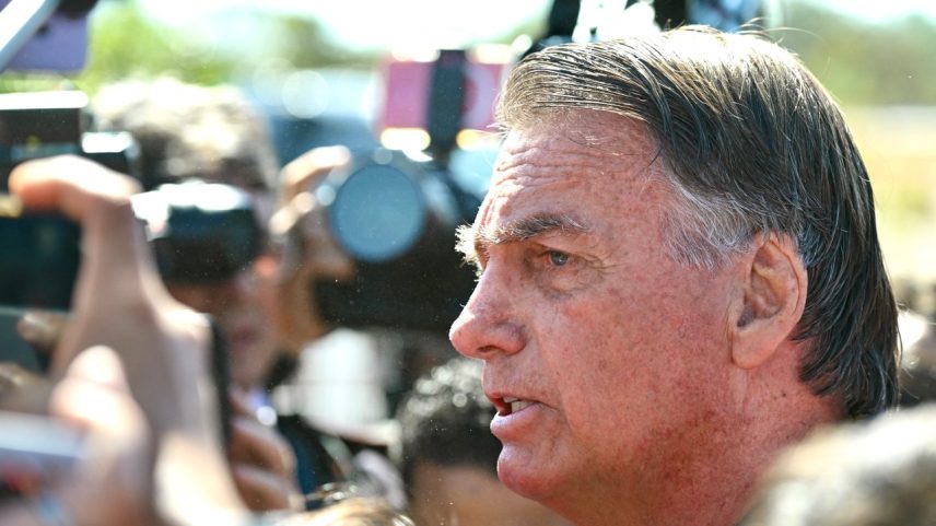 O ex-presidente Jair Bolsonaro fala após colocar tornozeleira eletrônica - 18/07/2025 (Foto: EVARISTO SA/AFP)