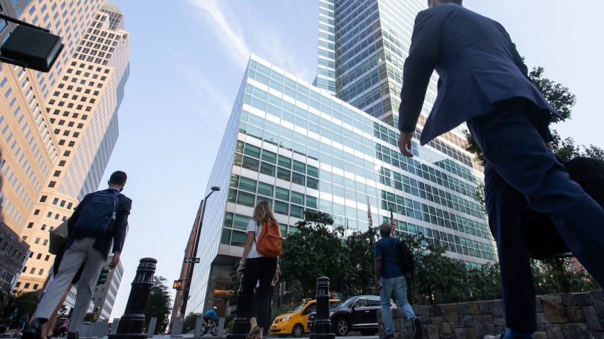 Esquemas de trabalho híbrido, que há dois anos eram oferecidos por 78% das 100 maiores empresas dos EUA em receita, agora estão disponíveis em apenas 41% delas - (Foto: Bloomberg/Michael Nagle)