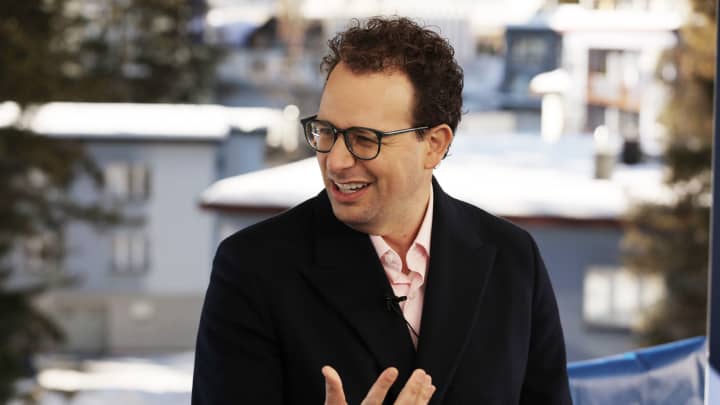 Dario Amodei, CEO da Anthropic, falando no Squawk Box da CNBC fora do Fórum Econômico Mundial em Davos, Suíça, em 21 de janeiro de 2025. (Foto: Gerry Miller | CNBC)