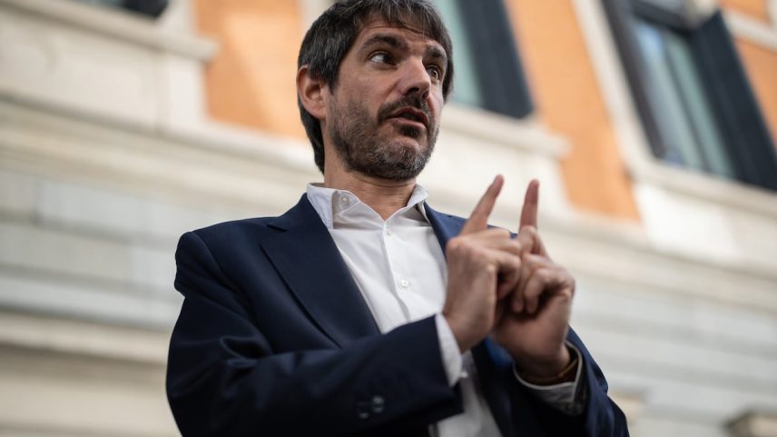 O ministro de Cultura, Ernest Urtasun, após assistir a uma sessão plenária no Congresso dos Deputados, em 26 de junho de 2025, em Madrid (Espanha). O Pleno do Congresso dos Deputados debate e vota a convalidação ou derrogação do programa 'Verano Joven' 2025, um programa dotado com 120 milhões de euros e que oferece descontos de até 90% no transporte terrestre para os jovens de entre 18 e 30 anos. (Foto: Alejandro Martínez Vélez - Europa Press)