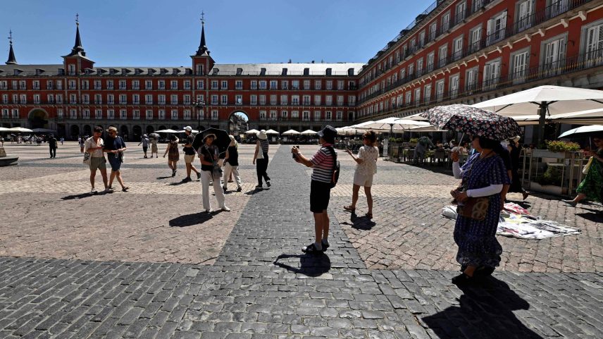 Turistas passeiam pela Plaza Mayor, em Madri (Foto: Oscar del Pozo/AFP)