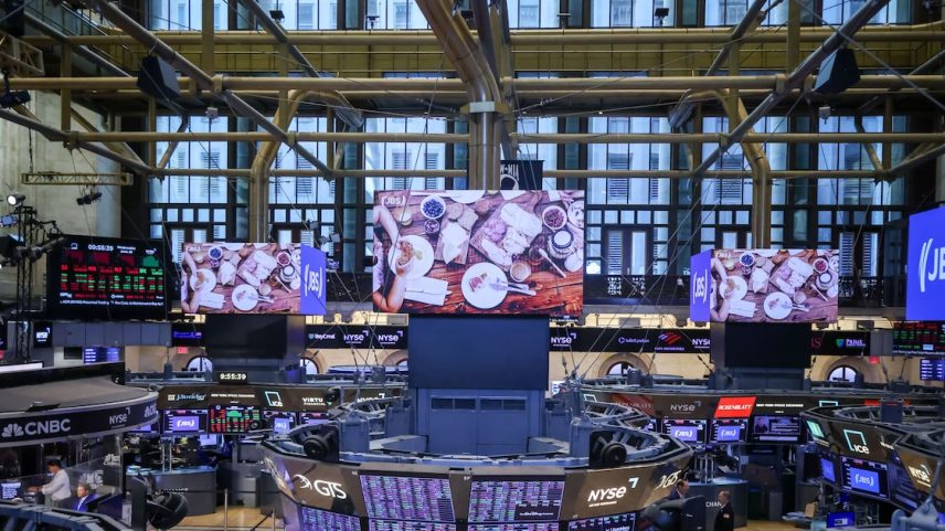 Os contratos do S&P 500 subiram 0,1% nesta manhã de quarta-feira, após o índice de referência americano ter feito uma pausa em sua sequência de recordes na sessão anterior. (Foto: Bloomberg/Michael Nagle)