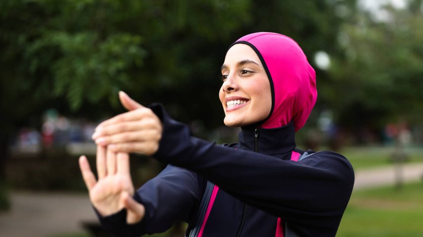 A influenciadora Carima Orra, nascida em São Paulo e descendente de libaneses, criou uma marca de roupas esportivas (Foto: Rafaela Araújo/Folhapress)