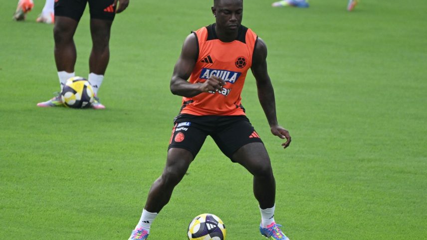 Hinestroza foi convocado pela Colômbia para a data Fifa de junho (Foto: Luis ACOSTA / AFP)