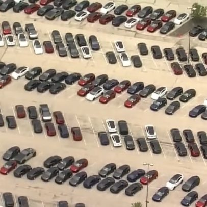 Tesla utiliza shopping abandonado para estacionar centenas de veículos elétricos