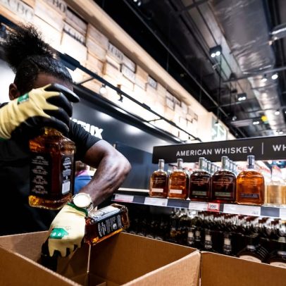 Tarifas dos EUA provocam queda nas vendas de bebidas alcoólicas no Canadá