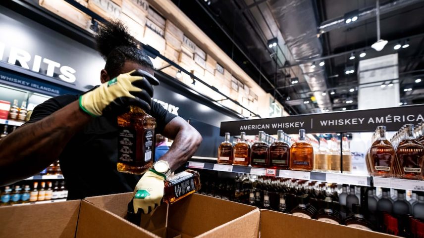 O boicote a produtos americanos foi além dos importados e reduziu em 13% todos os gastos com destilados, inclusive de produtos nacionais, segundo estudo (Foto: Reprodução)