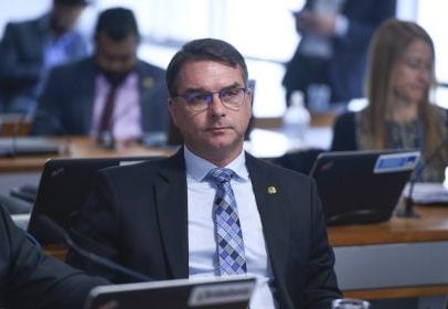Flávio Bolsonaro propõe anistia a golpistas em troca do fim da taxação de Trump