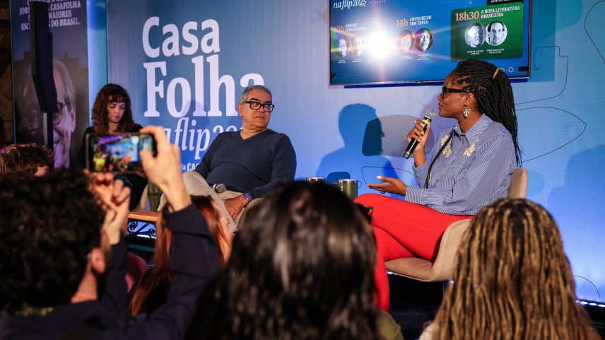 Mesa 'As Religiões Afro-Brasileiras', com Djamila Ribeiro, Marcelo Leite e mediação de Anna Virginia Balloussier (Foto: Mathilde Missioneiro/Folhapress)