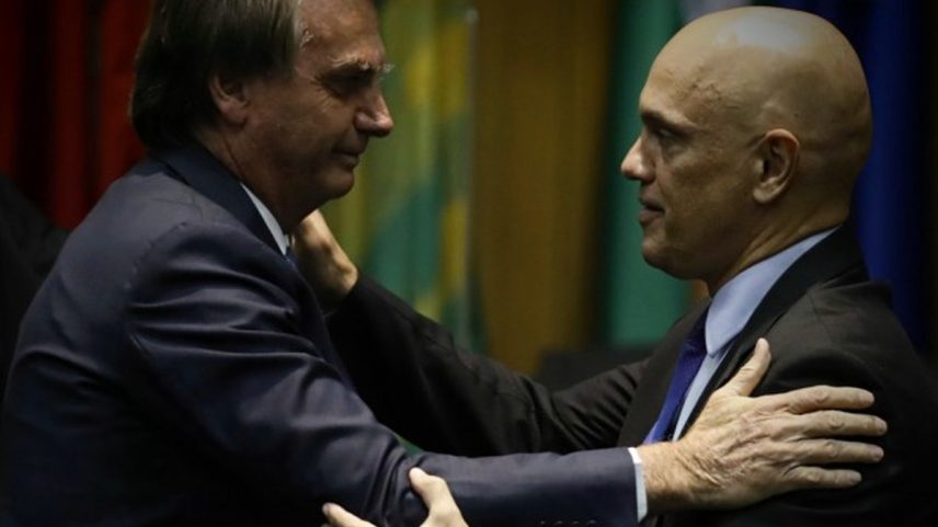 Jair Bolsonaro e Alexandre de Moraes se cumprimentam: a foto é obviamente de arquivo — Foto: Cristiano Mariz/Agência O Globo/19-05-2022