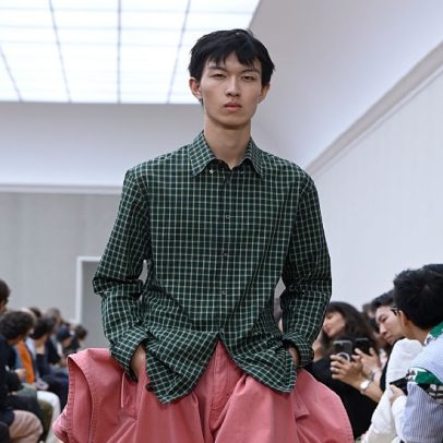 Jonathan Anderson apresenta coleção ousada e sutil na estreia da Dior Homme