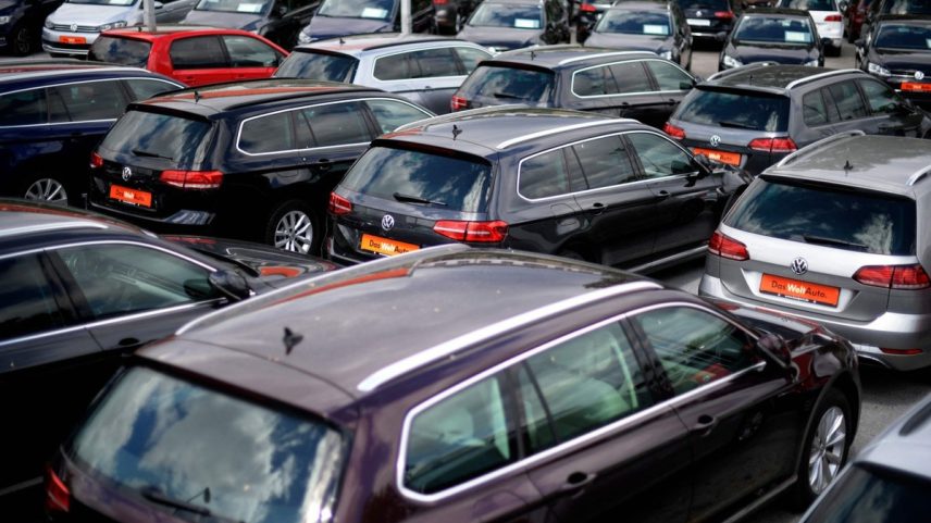 Carros da montadora alemã Volkswagen à venda em Dortmund, no Oeste da Alemanha (Foto: Ina Fassbender/AFP)