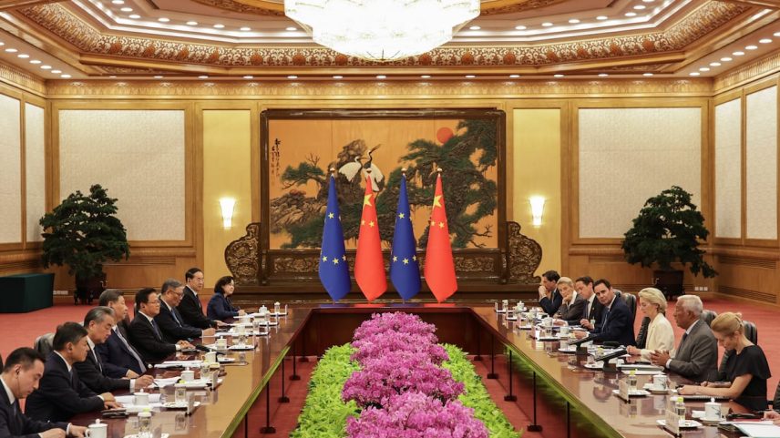 Delegações da China e da UE durante o encontro desta quinta-feira em Pequim. (Foto: ANDRES MARTINEZ CASARES / EPA / POOL - EFE)